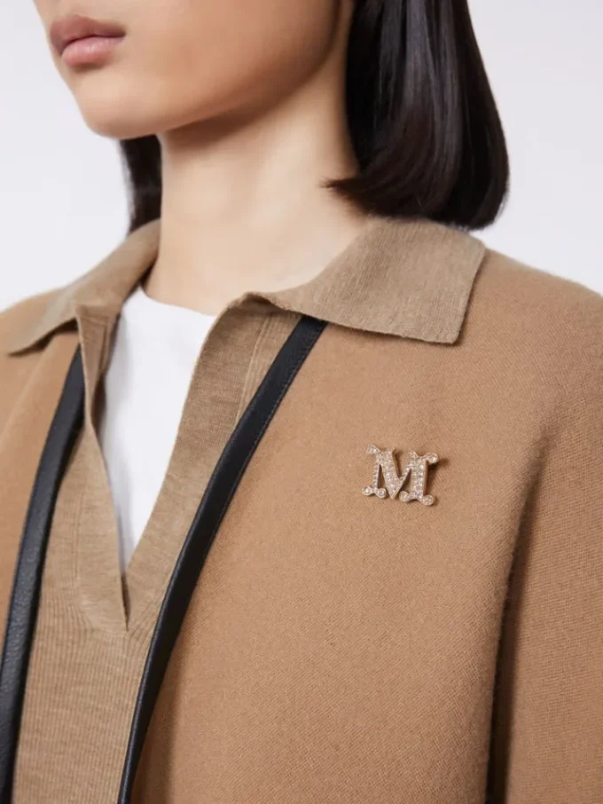 Monogrambrosje med krystaller, optisk hvit Monogrambrosje med krystaller, optisk hvit