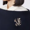 Monogrambrosje med rhinestones, elfenben Monogrambrosje med rhinestones, elfenben