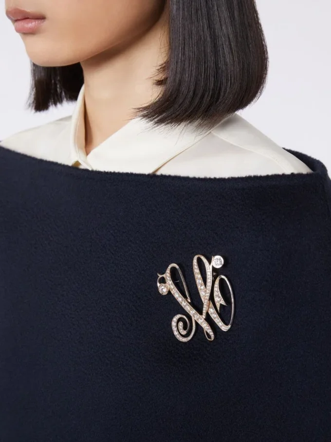 Monogrambrosje med rhinestones, elfenben Monogrambrosje med rhinestones, elfenben