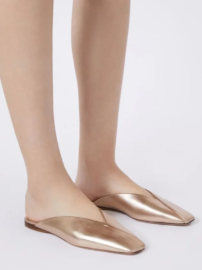 Mules i laminert nappaskinn, rosa Mules i laminert nappaskinn, rosa