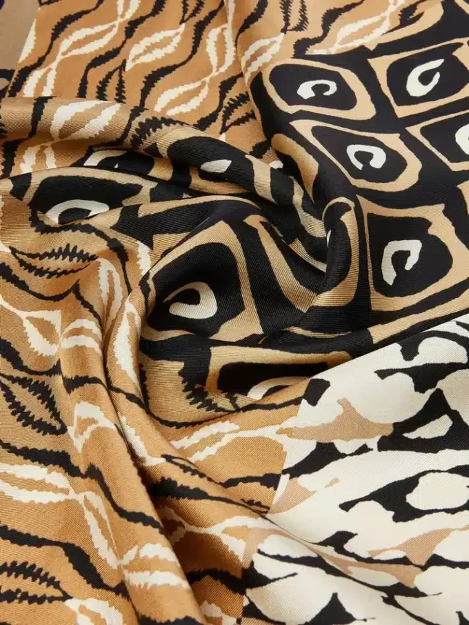 Oversized skjerf i trykt silke, beige