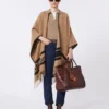 Poncho i jacquardull, kamel Poncho i jacquardull, kamel