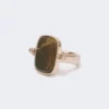 Ring i metall og harpiks, mørkebrun Ring i metall og harpiks, mørkebrun