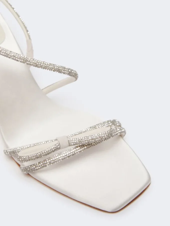 Sandaler i sateng og rhinestones, elfenben