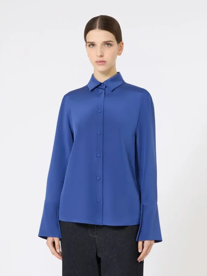 Skjorte i silke-crepe de chine, kornblomstblå Skjorte i silke-crepe de chine, kornblomstblå