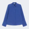 Skjorte i silke-crepe de chine, kornblomstblå Skjorte i silke-crepe de chine, kornblomstblå
