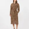 Skjortekjole i trykt silkecrepe de chine, kamel Skjortekjole i trykt silkecrepe de chine, kamel
