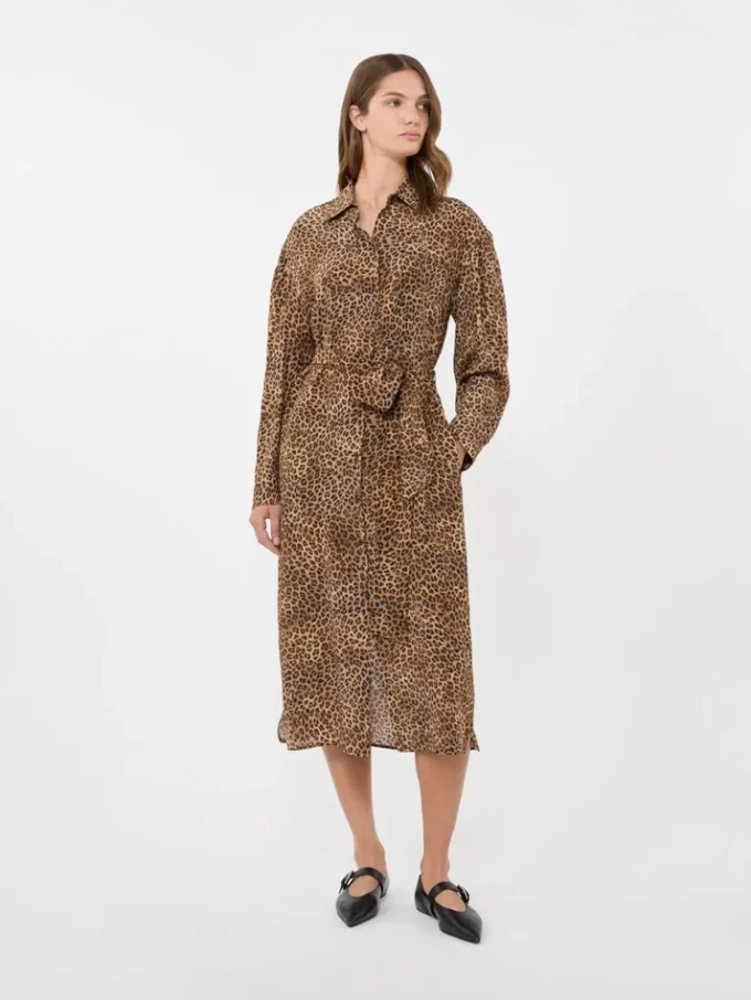 Skjortekjole i trykt silkecrepe de chine, kamel Skjortekjole i trykt silkecrepe de chine, kamel