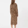 Skjortekjole i trykt silkecrepe de chine, kamel Skjortekjole i trykt silkecrepe de chine, kamel