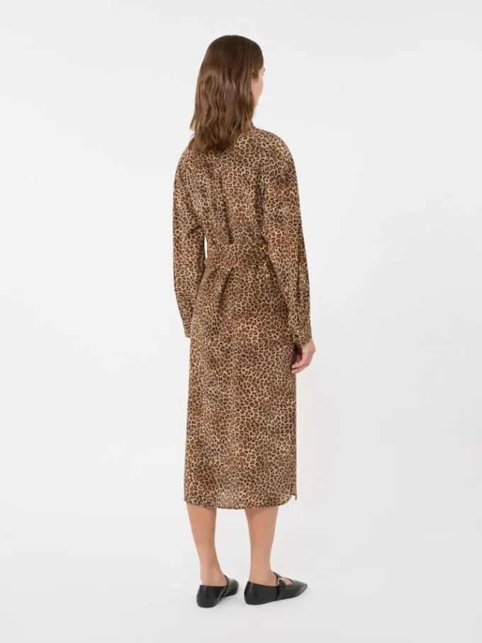 Skjortekjole i trykt silkecrepe de chine, kamel Skjortekjole i trykt silkecrepe de chine, kamel