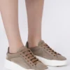 Sneakers i semsket skinn, mud