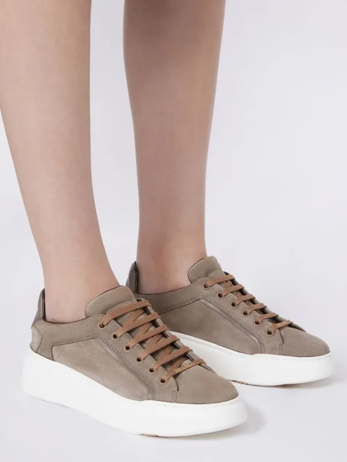 Sneakers i semsket skinn, mud