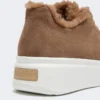 Sneakers i semsket skinn og teddy-stoff, hasselnøttbrun