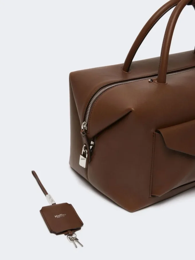 Stor bostonbag i skinn med lommer, brun