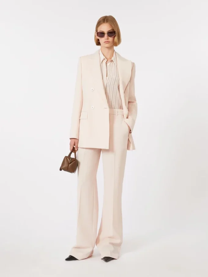 Tettsittende blazer i ullkrepp, rosa