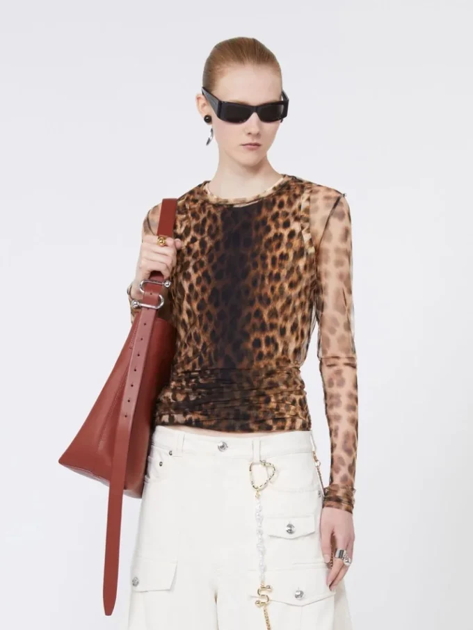 Top i to materialer med dyremønster, beige nyanser Top i to materialer med dyremønster, beige nyanser