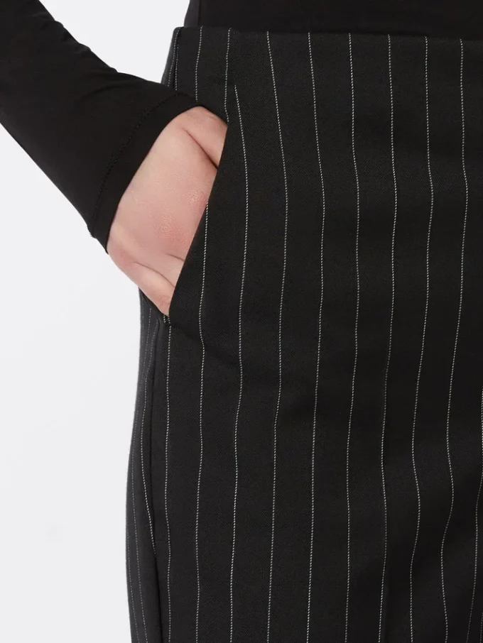 Utsvungne ullbukser med nålestriper, svart