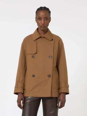 Vannavvisende trenchcoat i bomull med dobbeltspent knappestolpe, tobakk Vannavvisende trenchcoat i bomull med dobbeltspent knappestolpe, tobakk