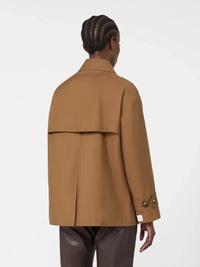 Vannavvisende trenchcoat i bomull med dobbeltspent knappestolpe, tobakk