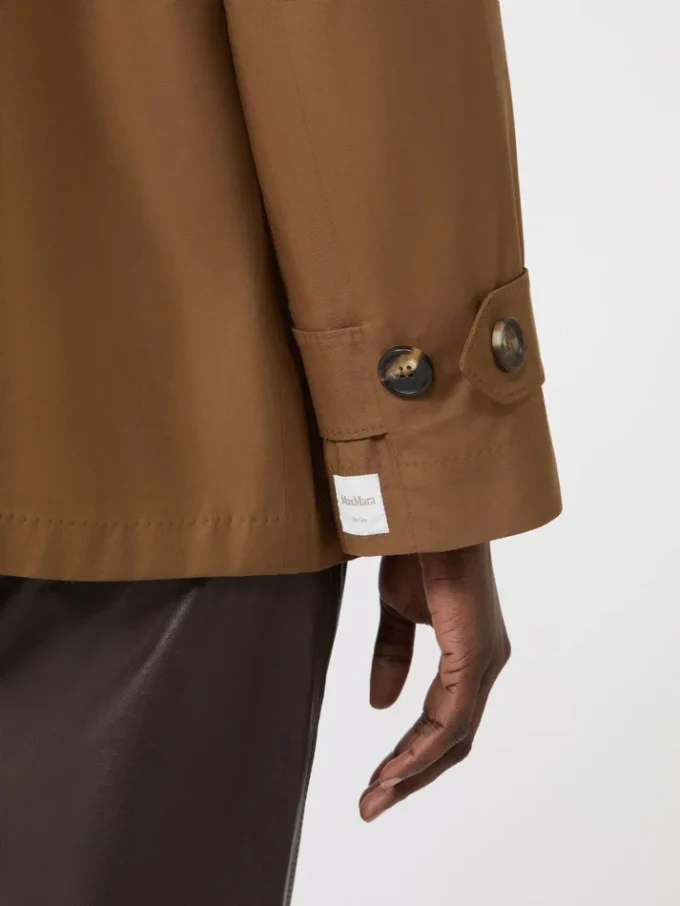 Vannavvisende trenchcoat i bomull med dobbeltspent knappestolpe, tobakk