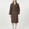 Vannavvisende trenchcoat i twill med belte, sjokoladebrun
