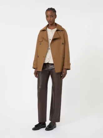 Vannavvisende trenchcoat i bomull med dobbeltspent knappestolpe, tobakk Vannavvisende trenchcoat i bomull med dobbeltspent knappestolpe, tobakk
