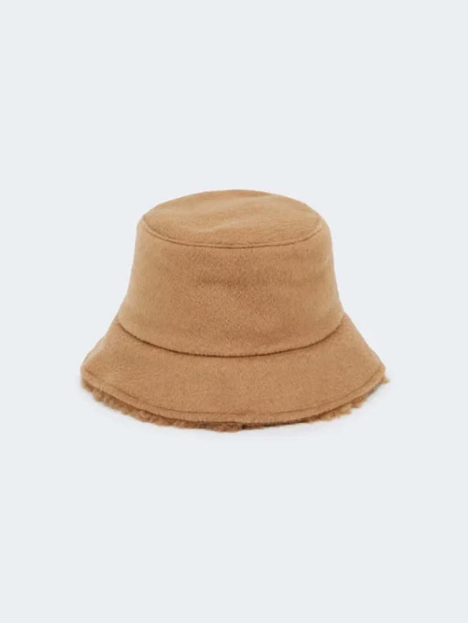 Vendbar cloche-hatt i kamel- og teddy-stoff, kamel Vendbar cloche-hatt i kamel- og teddy-stoff, kamel
