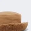 Vendbar cloche-hatt i kamel- og teddy-stoff, kamel Vendbar cloche-hatt i kamel- og teddy-stoff, kamel