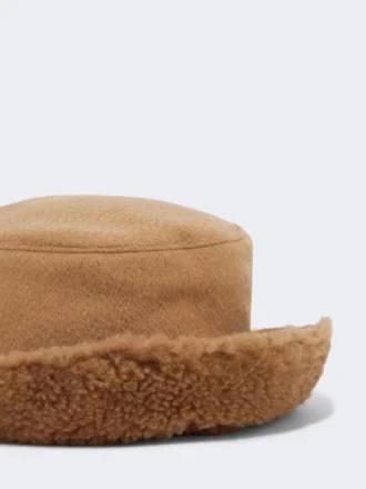 Vendbar cloche-hatt i kamel- og teddy-stoff, kamel