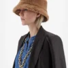 Vendbar cloche-hatt i kamel- og teddy-stoff, kamel Vendbar cloche-hatt i kamel- og teddy-stoff, kamel