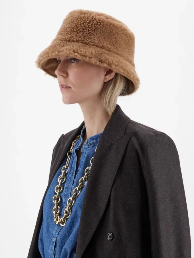 Vendbar cloche-hatt i kamel- og teddy-stoff, kamel Vendbar cloche-hatt i kamel- og teddy-stoff, kamel